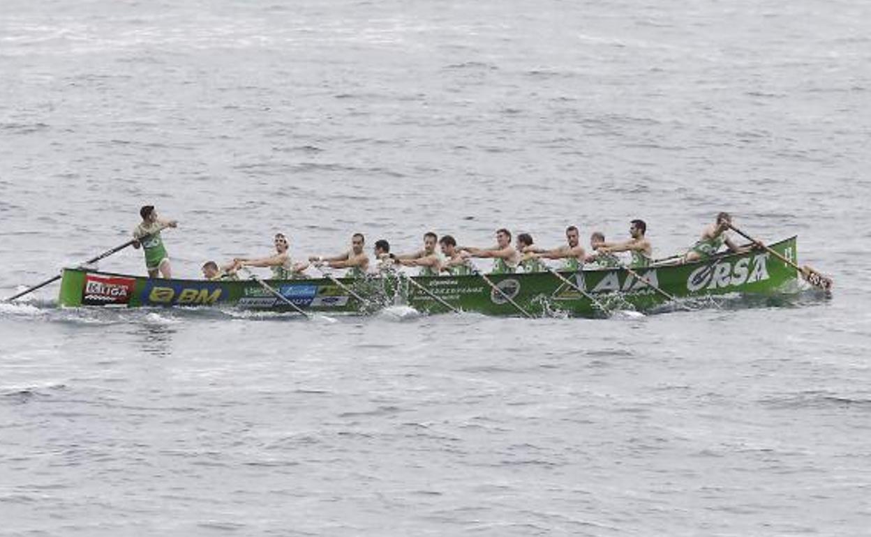 La Ama Guadalupekoa toma en cabeza la segunda ciaboga en busca de la victoria en la regata disputada el sábado en Orio. 