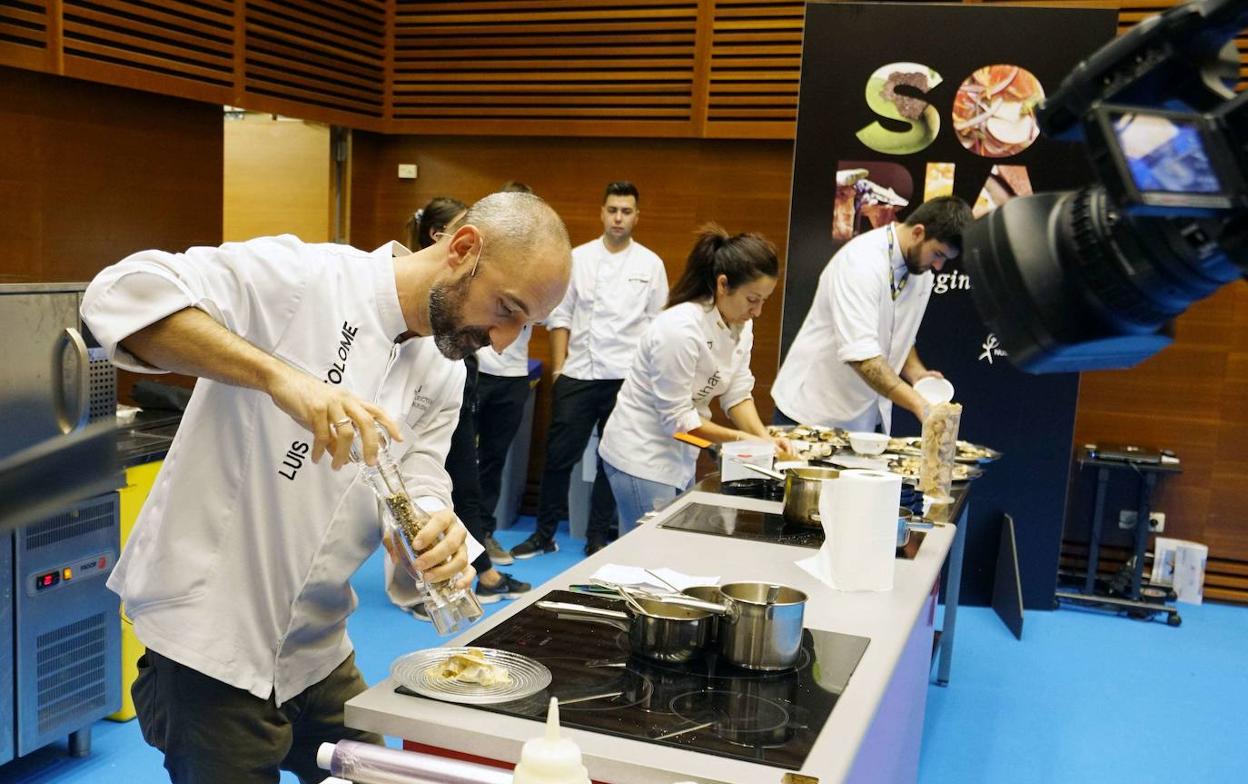 Chefs preparan un plato en la edición pasada de Gastronomika. 