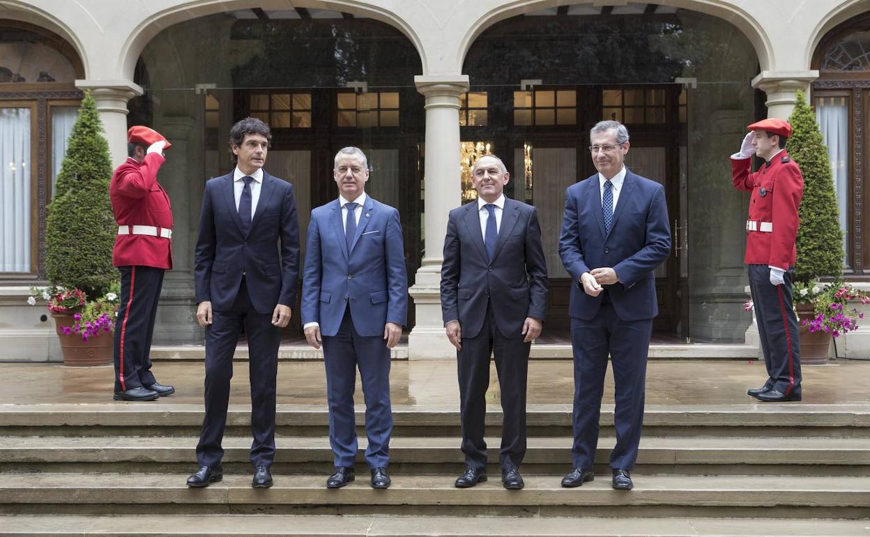 Los tres diputados forales y el lehendakari, Iñigo Urkullu, minutos antes de la reunión mantenida este viernes en Vitoria. 