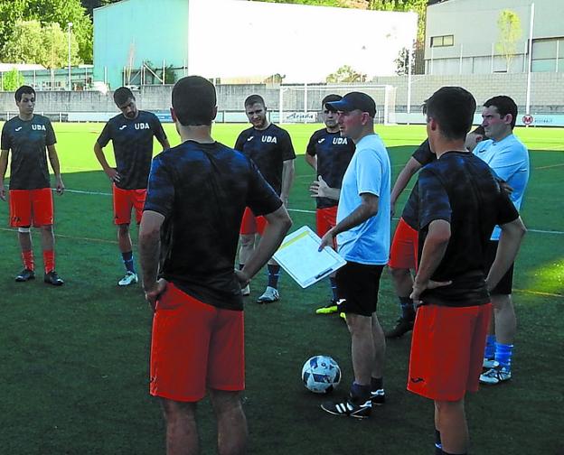 El División de Honor Regional de Aretxabaleta antes de iniciar estas semanas uno de sus entrenamientos, y el entrenador Mikel Larburu dando unas explicaciones. 