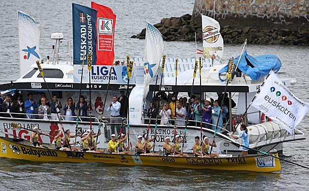 Las remeras de Orio levantan los remos en señal de victoria. 