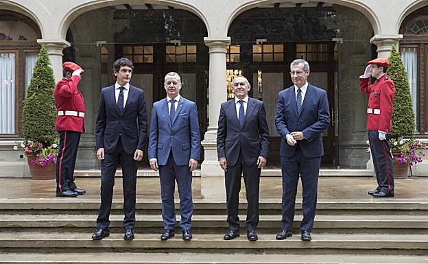 Unai Rementeria, Iñigo Urkullu, Ramiro González y Markel Olano posan el viernes en el exterior del Palacio de Ajuria Enea.