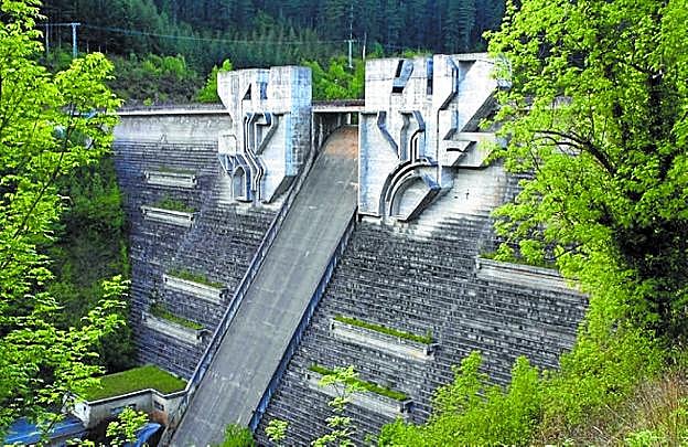 Inicio y final. La foto del inicio del levantamiento del muro del embalse fue tomada en julio de 1991, gran pared que culminó con las esculturas de Basterretxea