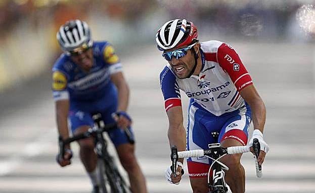 Thibaut Pinot entra por delante de Julian Alaphilippe en la meta de Saint-Etienne. 