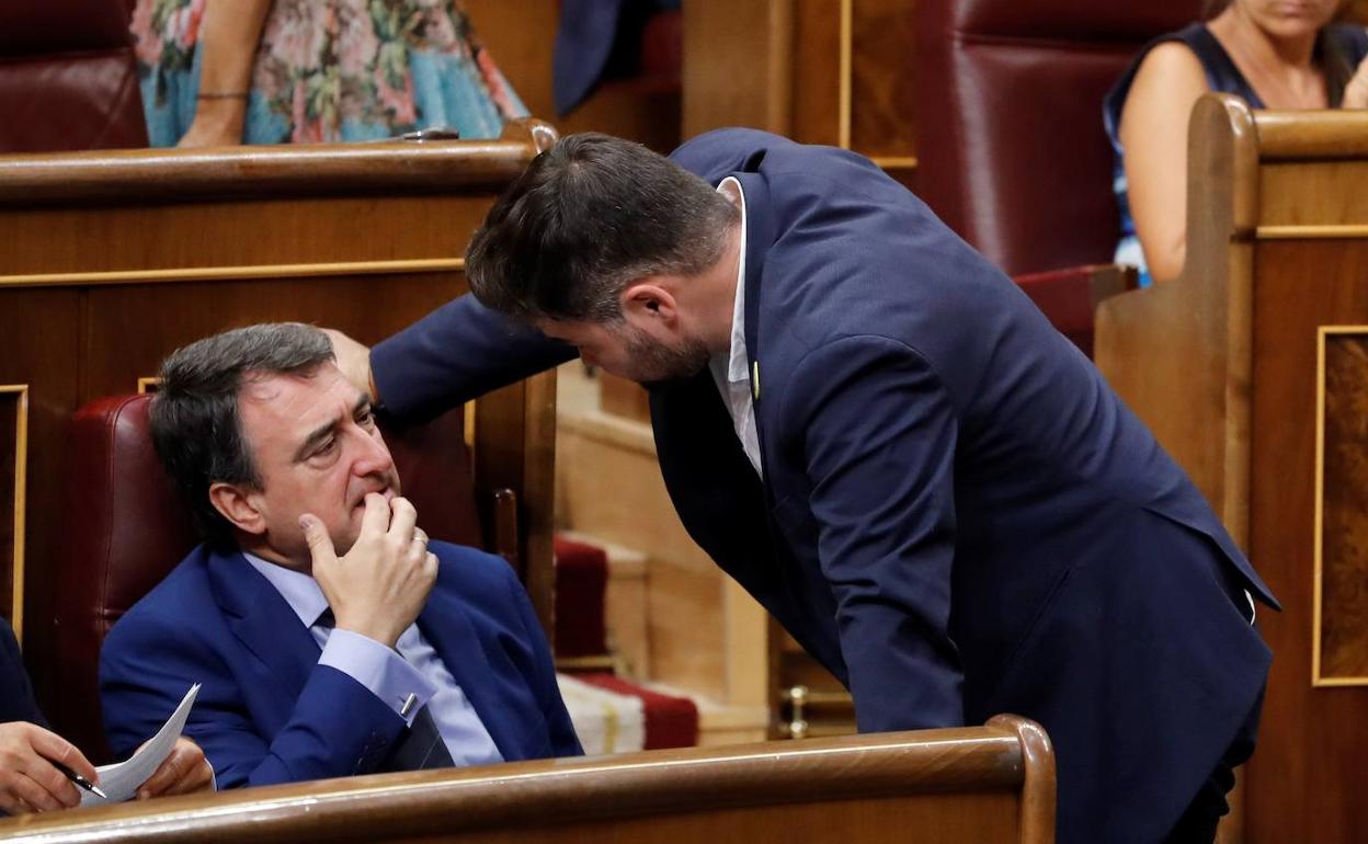 Aitor Esteban y Gabriel Rufián intercambian impresiones durante la sesión de investidura. 