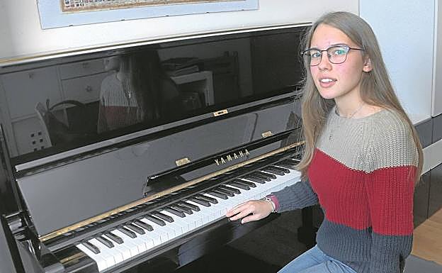 Sentada al piano en su casa de A Coruña. Inés, de 16 años