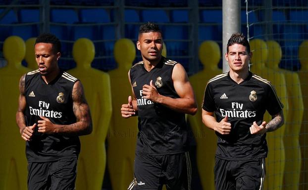 James, junto a Militao y Casemiro. 