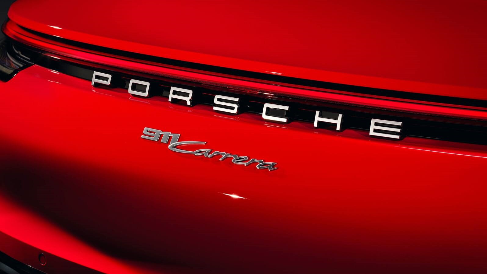La familia 911 amplía la gama con la versión de acceso a la gama. Tanto en carrocería normal como en cabrio, equipa un motor de seis cilindros que desarrolla 385 caballos de potencia. Es el Porsche 911 más barato: 120.458 euros.