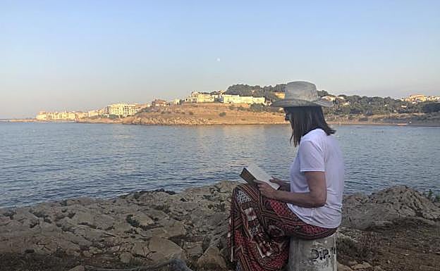Idoia Mendia lee en una de las playas de la Costa Brava.