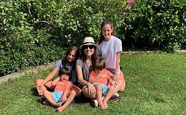 Bakartxo Tejeria disfruta con sus cuatro hijos en Ollauri (La Rioja).