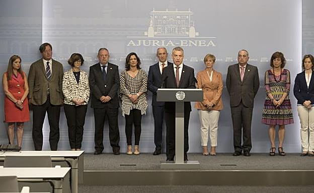 El lehendakari, ayer junto a su gabinete durante la lectura de la declaración de 'Emergencia climática'.