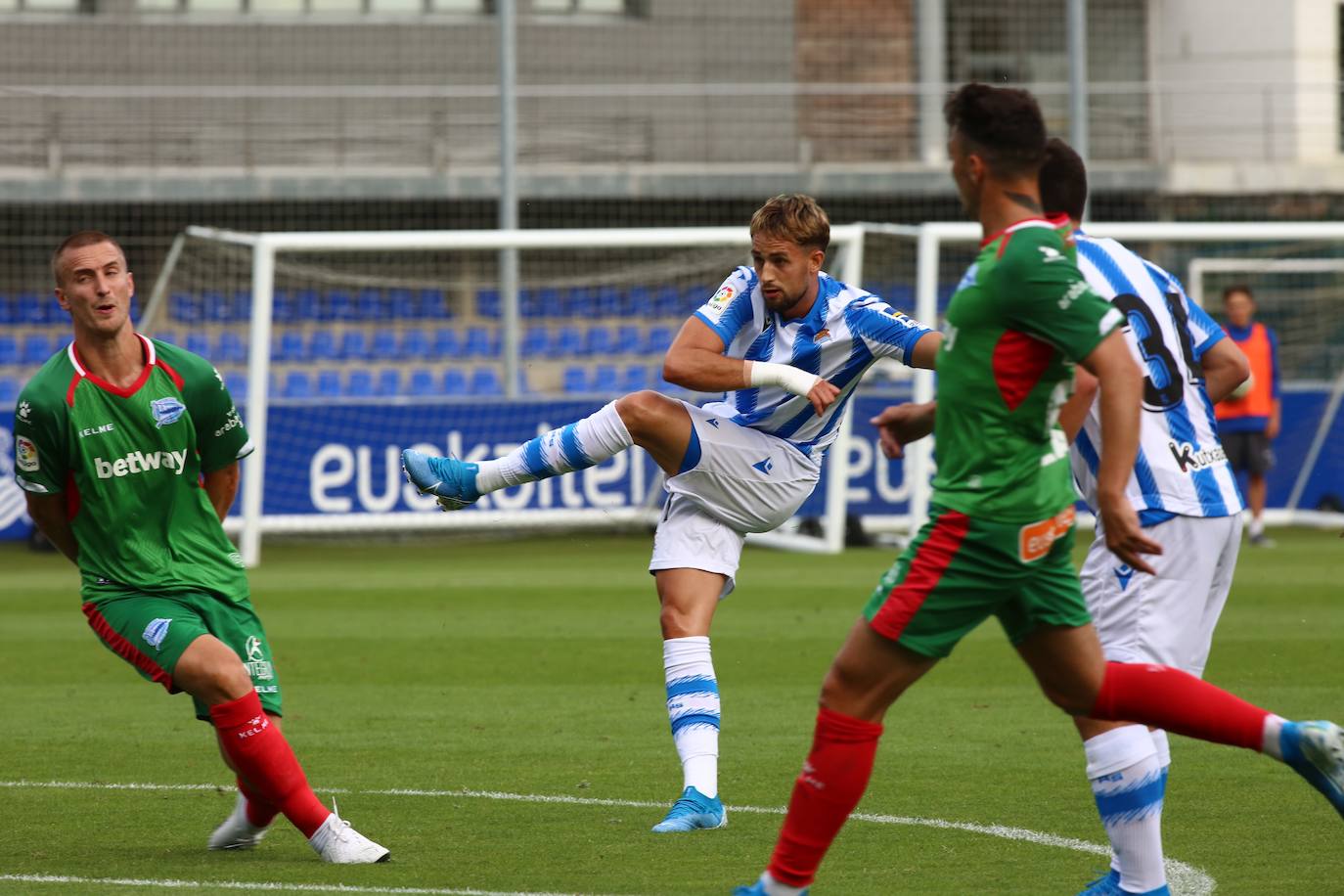 Fotos: Las imágenes del amistoso de prestemporada Real Sociedad-Alavés
