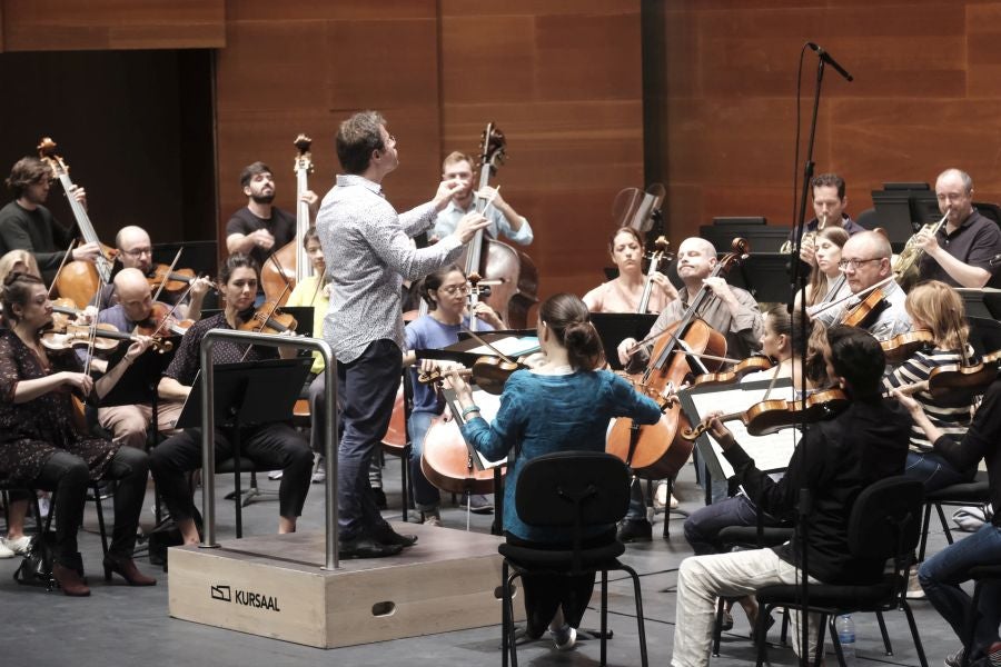 Jakub Hrusa en el ensayo de este jueves con la Mahler Chamber Orchestra. 
