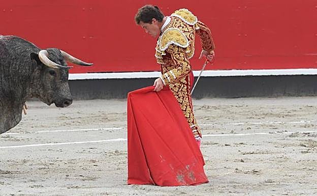 Daniel Luque, cara a cara con 'Claraboya', que embestiría de forma inagotable para lucimiento de toro y torero. 