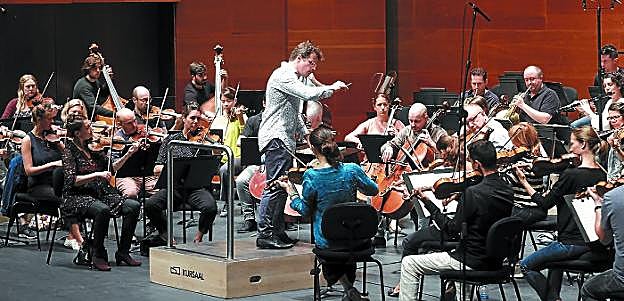 El director Jacob Hrusa dirige a la Mahler Chamber Orchestra durante uno de los ensayos.