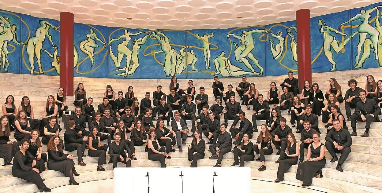 95 intérpretes de entre 14 y 26 años integran la Joven Orquesta de Cantabria.