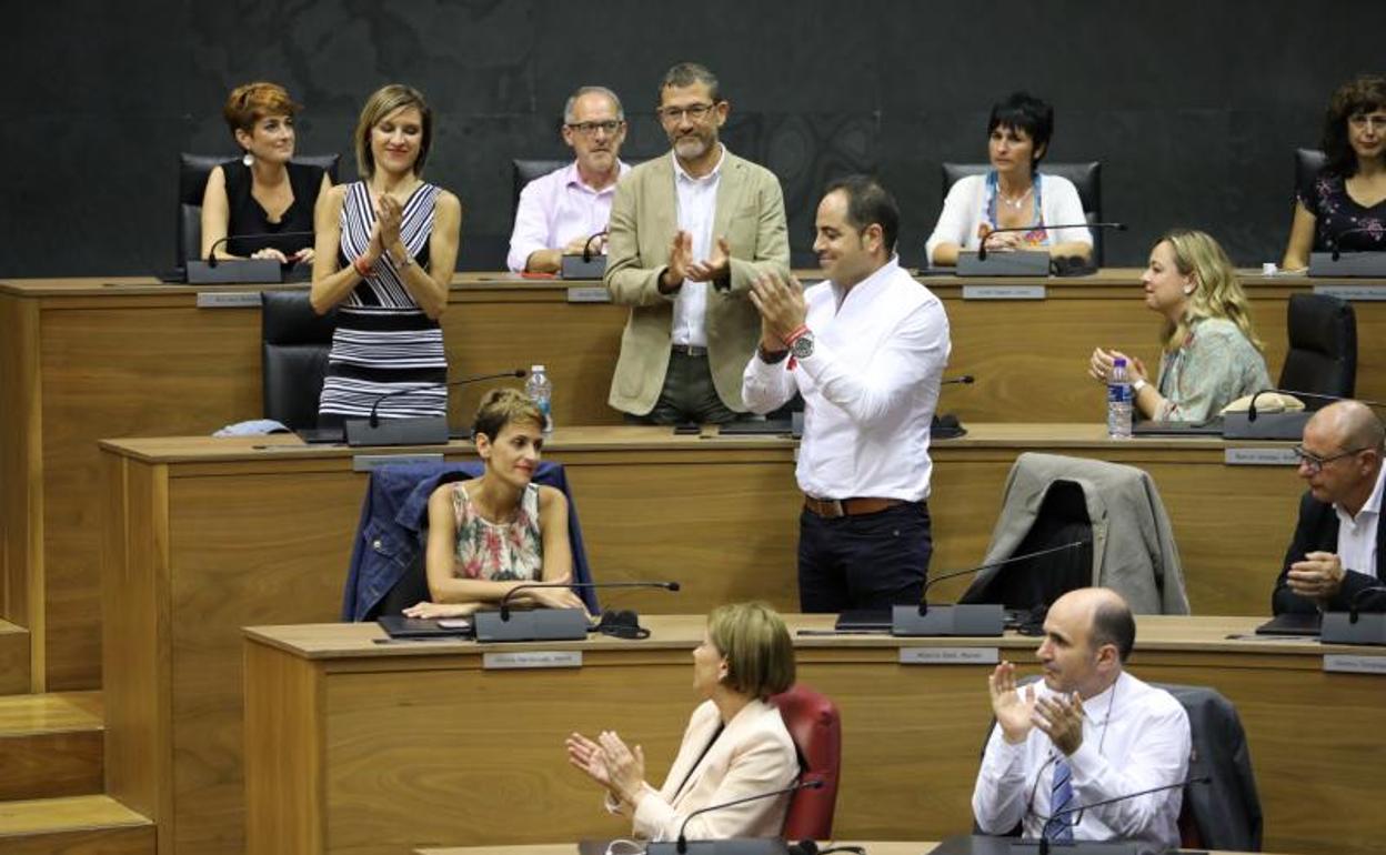 María Chivite es felicitada por sus compañeros de partido ante la mirada de Uxue Barkos.