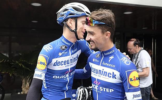 Julian Alaphilippe se saluda con Tim Declercq ayer en el Hotel San Sebastián