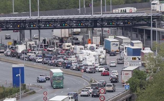 La operación salida de vacaciones deja las primeras retenciones en Gipuzkoa