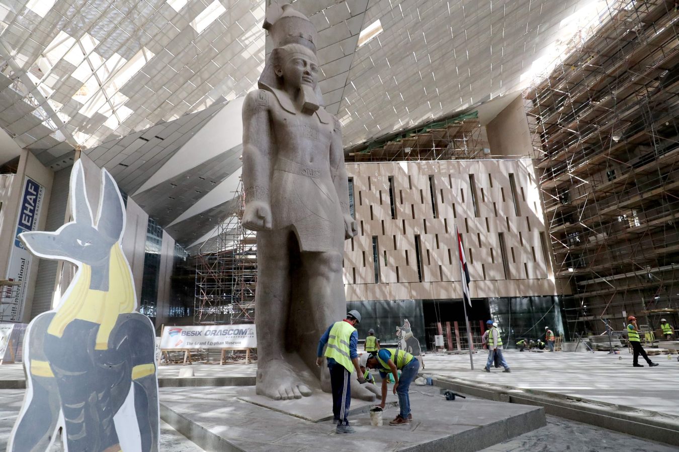 Colosal estatua de granito rosa de 3.200 años de antigüedad del rey Ramsés II en la entrada del Gran Museo Egipcio en construcción en Giza, en las afueras del suroeste de la capital, El Cairo.