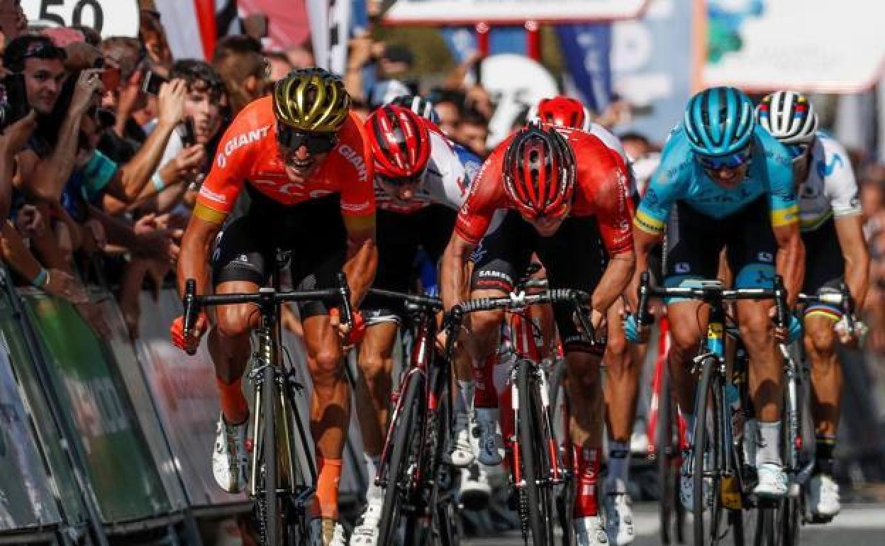 Marc Hirschi entró en meta tercero tras Evenepoel y Van Avermaet.