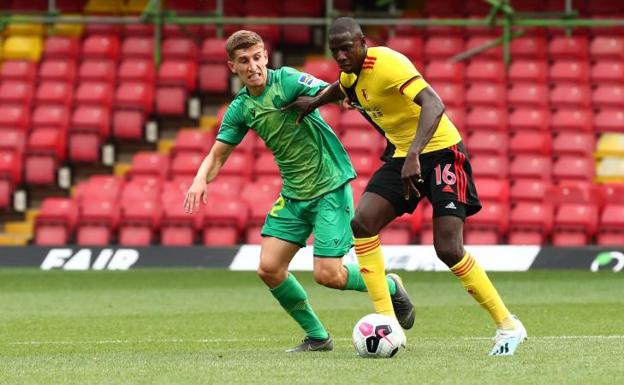 Aihen Muñoz, que realizó un buen partido, pugna con el jugador del Watford Doucouré. 