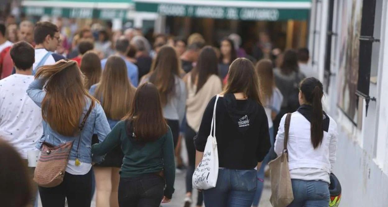 Varias jóvenes caminan en grupo en una jornada festiva reciente en San Sebastián.