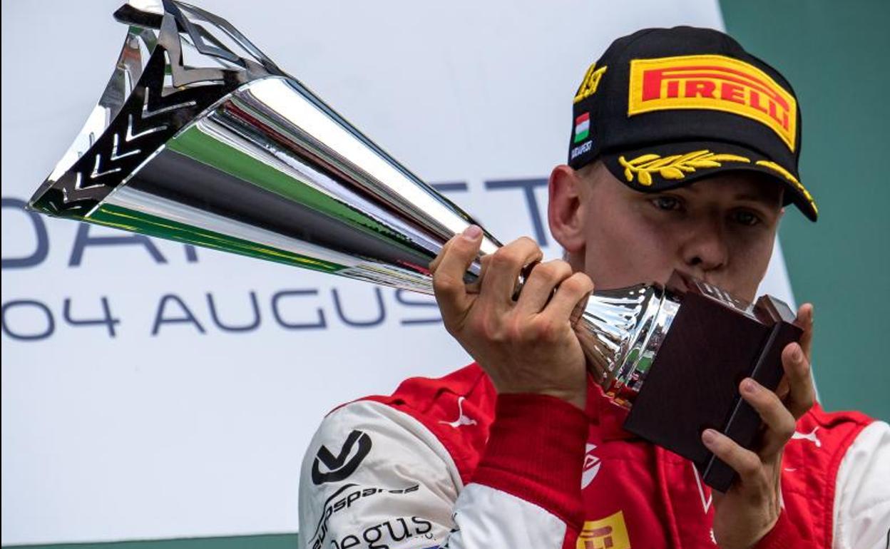 Mick Schumacher celebra su primera victoria en Fórmula 2.