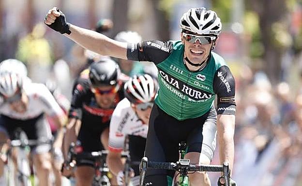 Alex Aranburu celebra su victoria la Vuelta a Madrid.
