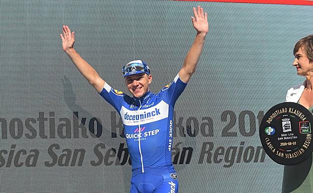 Remco Evenepoel saluda a los aficionados en el podio del Boulevard de Donostia. 