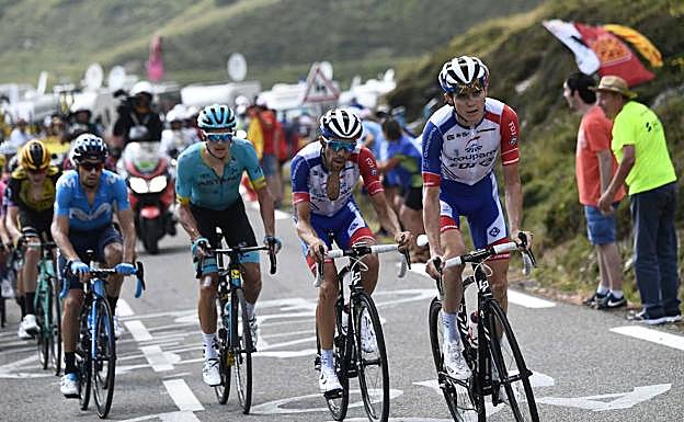 David Guadu en cabez del pelotón en el Tour de Francia 2019