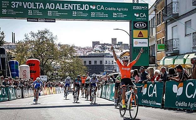 Sergio Higuita celebra su victoria en la Vuela al Alentejo