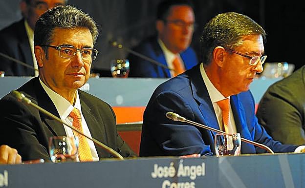 José Miguel García, consejero delegado de Euskaltel, junto a Alberto García Erauzkin, presidente de la teleco vizcaína, en una reciente junta de accionistas. ::