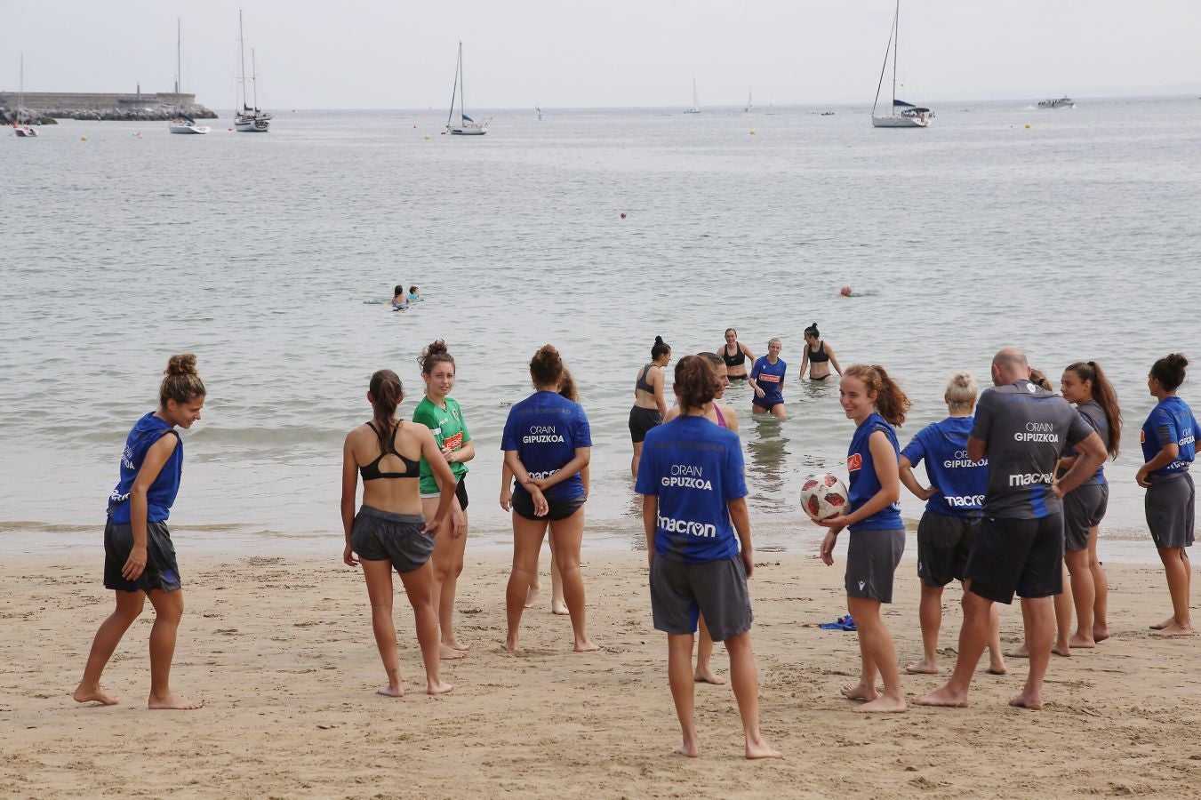 Fotos: Así ha sido el entrenamiento de las jugadoras de Arconada en Hondarribia