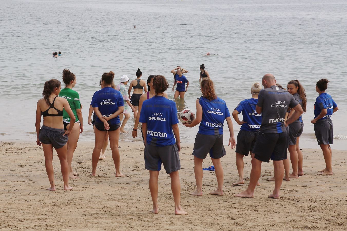 Fotos: Así ha sido el entrenamiento de las jugadoras de Arconada en Hondarribia