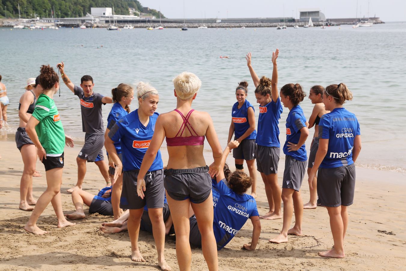 Fotos: Así ha sido el entrenamiento de las jugadoras de Arconada en Hondarribia