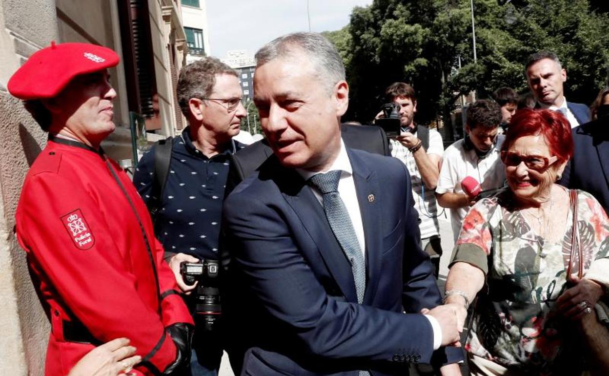 El lehendakari Íñigo Urkullu a su llegada al acto de investidura de la socialista María Chivite. 