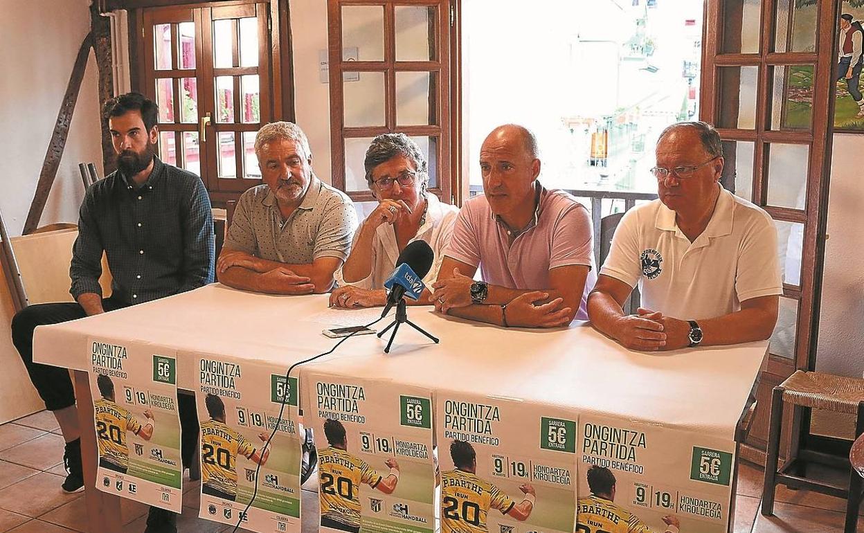 Zubiria, Martín, Chantre, Silanes y Alvarez presentaron el partido solidario del viernes. 