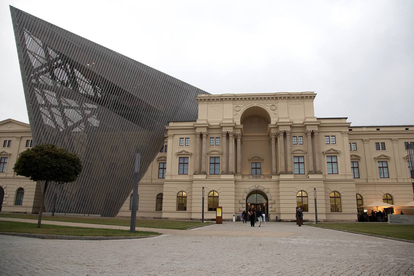 Museo de Historia Militar, Dresde (Alemania). Construida originalmente como un arsenal, la estructura se convirtió oficialmente en museo en 1897 -aunque se cerró años después-. El espacio reabrió en 2011, tras la renovación de Daniel Libeskind. Ésta aúna el estilo neoclásico tradicional de la fachada con una estructura de hierro en forma de punta de lanza, con un mirador.