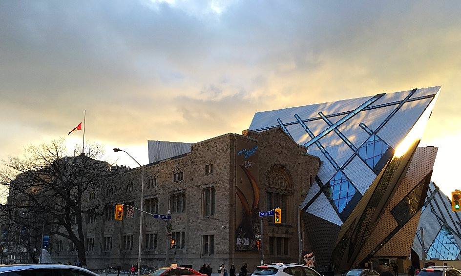 Museo Real de Ontario, Toronto (Canadá). Otra obra del estudio de Daiel Libeskind, este edificio, uno de los museos más grandes de América del Norte, ha 'sobrevivido' a varias renovaciones. Fue construido por primera vez en 1914, en estilo neorrománico para luego ser renovado siguiendo la corriente art déco. La última ampliación agregó una extensión, también forma de pico, hecha principalmente de vidrio, aluminio y acero.