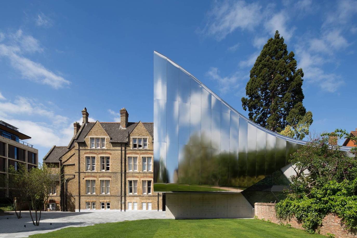 St. Anthony's College, Oxford (Reino Unido). La Universidad de Oxford encargó a la arquitecta Zaha Hadid este proyecto, que combina la estética de uno de los campus más antiguos del planeta con pura modernidad. El edificio de acero inoxidable es el nuevo Centro de Estudios de Oriente Medio, un departamento que estudia las humanidades y las ciencias sociales en el mundo árabe moderno.