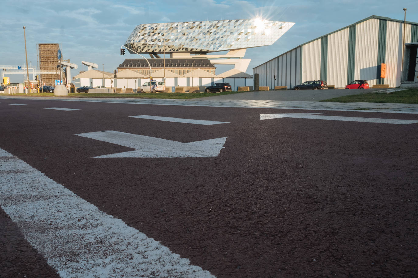 Edificio de la Autoridad Portuaria, Amberes (Bélgica). Otro de los proyectos de Zaha Hadid, combina una antigua estación de bomberos con una estructura de cristal sobre ella. La forma de la nueva cubierta y el reflejo de las olas del puerto en la misma, evocan un barco moderno. Un espíritu que las autoridades portuarias de la ciudad querían transmitir: la de un puerto que mira al futuro.