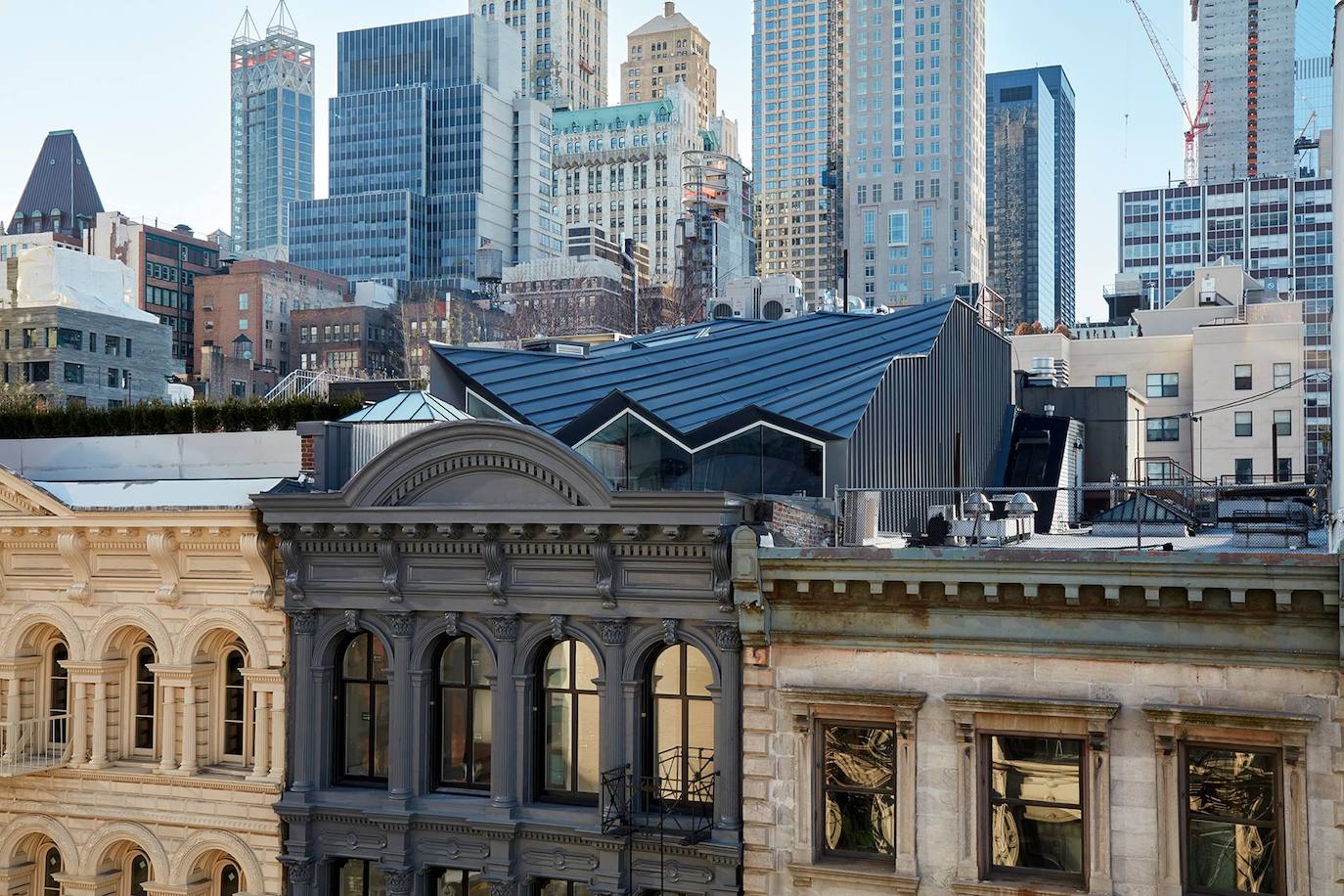 Stealth Building, Nueva York (EEUU). La renovación de este edificio residencial con una fachada de hierro fundido, fue llevada a cabo el estudio neoyorkino WORKac. La Comisión de Monumentos de la ciudad exige que cualquier adición a las azoteas sean invisibles para los viandantes. Con esta premisa, construyeron una estructura metálica, creando una suerte de cresta, que en su interior alberga una terraza cubierta y un jacuzzi.
