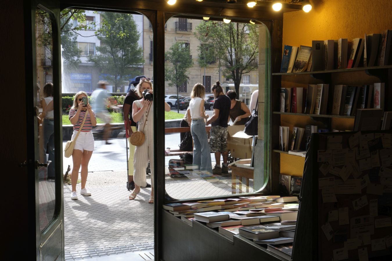 Fotos: Woody Allen rueda en la librería Donosti