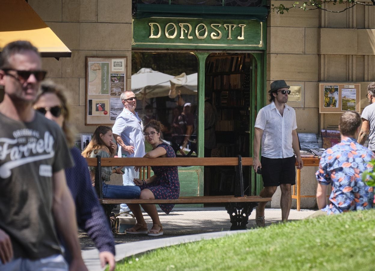 Fotos: Woody Allen rueda en la librería Donosti