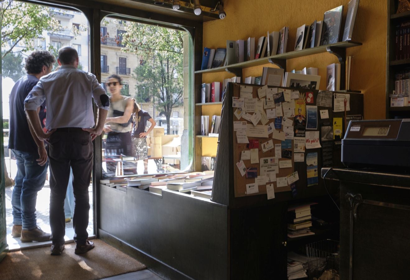 Fotos: Woody Allen rueda en la librería Donosti