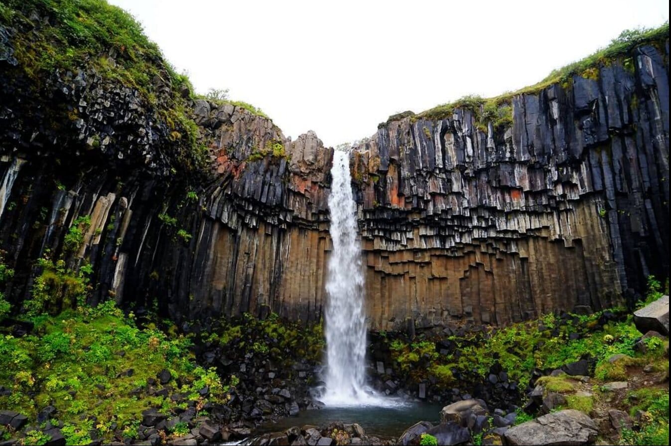Svartifoss o cascada Negra, en el Parque nacional Skaftafell (Islandia). Situada al sur del parque nacional Vatnajökull, esta cascada se encuentra rodeada por magníficas e imponentes columnas de basalto octogonales que dan al paisaje un toque especial.