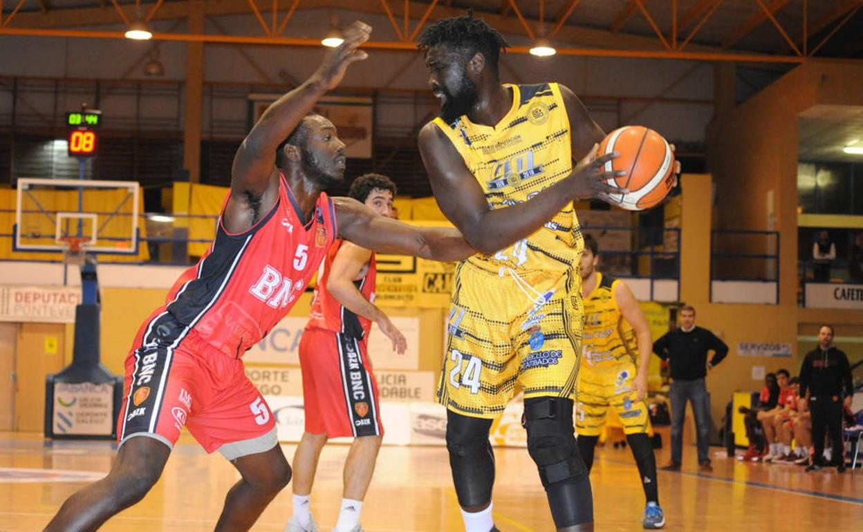 Karamo Jawara en un partido con el Xuven Cambados. 