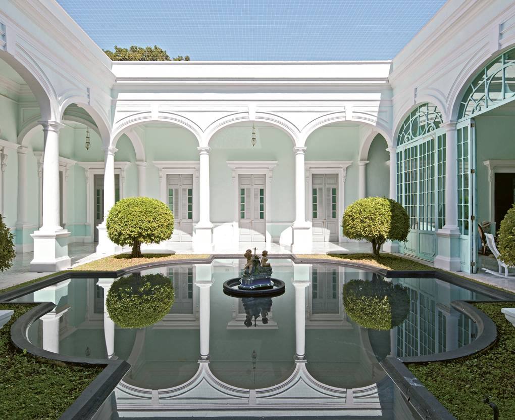 En Mérida, la piscina en el señorial Los Almendros se colocó en un patio central para ayudar a enfriar toda la casa.
