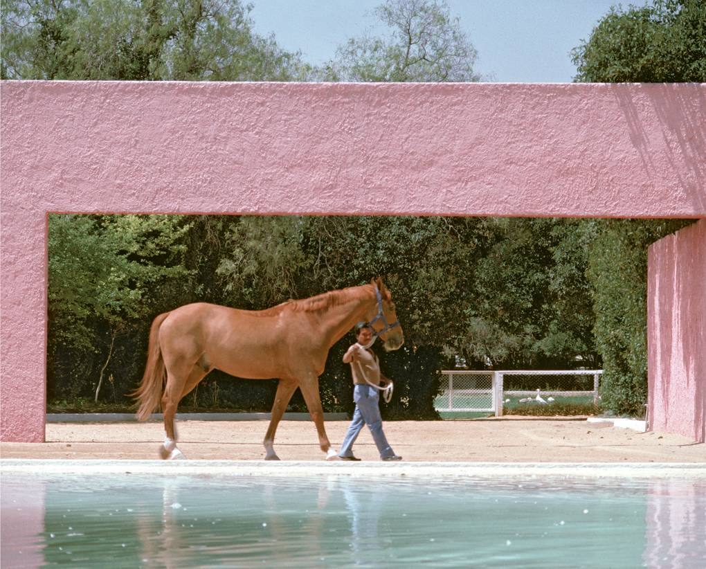 El arquitecto mexicano Luis Barragan diseño este iconico establo en 1968 e incluyó una larga piscina para que los caballos hicieran ejercicio. Una fuente derrama agua a la piscina.